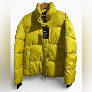 Bass Outdoor Discovery Puffer Jacket in Citronelle.
Women’s M
NWT